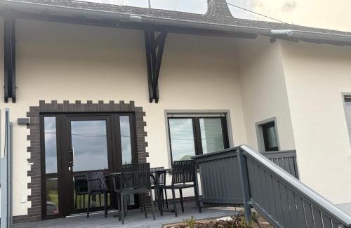 Bodenbach Apartment | Familien-Apartment Bodanum für 4 Personen - mit eigener Terrasse - naturnahe Ortsrandlage - Arbeitsplatz mit VDSL - 10 min zum Nürburgring