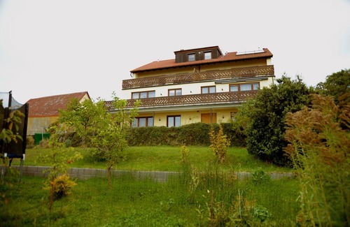 Altenstein Apartment | Familienfreundlich und direkt an der Burgenstraße - Urlaubsdomizil mit Terrasse und Liegewiese