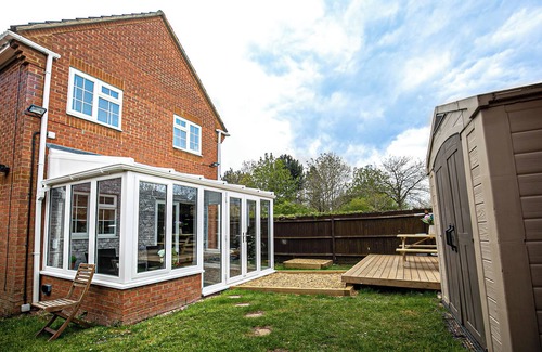 Bletchley House | Families & Contractors.Quiet parkland location close to amenities Milton Keynes