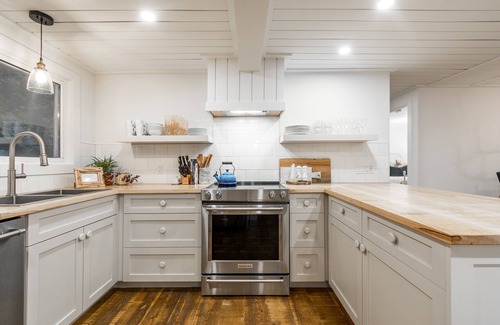Algonquin Highlands Cottage | Family And Pet Friendly Lakefront Cottage With Bunkie On Oxtongue Lake