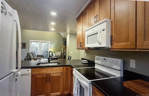 Sapphire House | Family and pet friendly home in Sapphire Valley Resort, amenities included.