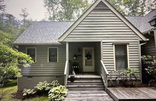 Sapphire House | Family and pet friendly home in Sapphire Valley Resort, amenities included.