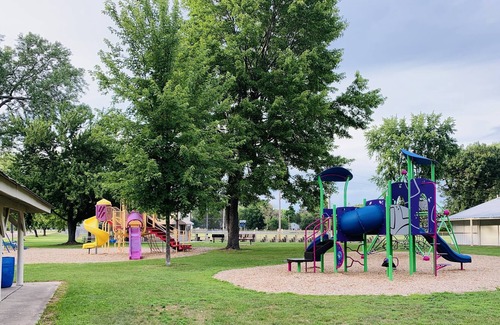 Oxford House | Family and Pet friendly! Near the Dells and Cascade Mountain.