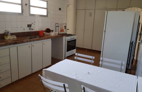 Jardim Virginia House | Family Retreat with Wifi, Pool, Barbecue and Garden. 5 minutes from Enseada