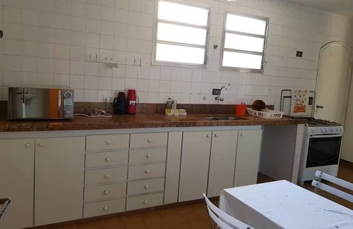 Jardim Virginia House | Family Retreat with Wifi, Pool, Barbecue and Garden. 5 minutes from Enseada