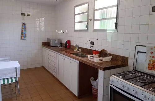Jardim Virginia House | Family Retreat with Wifi, Pool, Barbecue and Garden. 5 minutes from Enseada