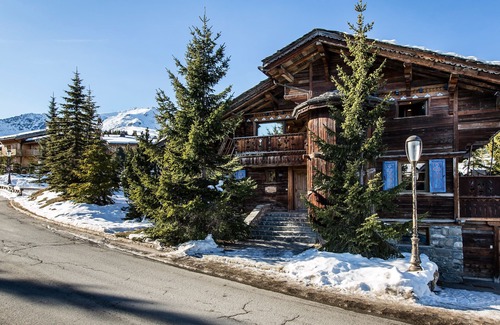 Courchevel Ski Chalet | Family Chalet with Spa in Courchevel 1850 – Ski-In/Ski-Out, Fireplace, Concierge Services