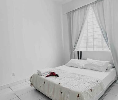 Bandar Saujana Putra Apartment | Family Condo 50 inches TV Netflix and WiFi with Pool View