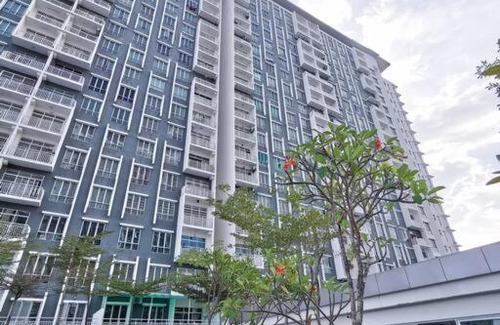 Bandar Saujana Putra Apartment | Family Condo 50 inches TV Netflix and WiFi with Pool View