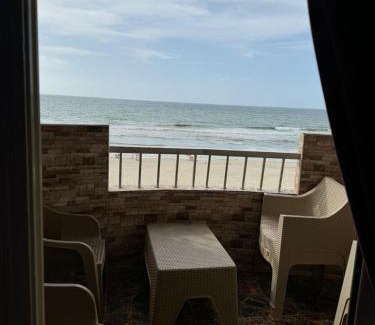 Al-'Amriyah Apartment | Family Condo With Panoramic Sea View 1