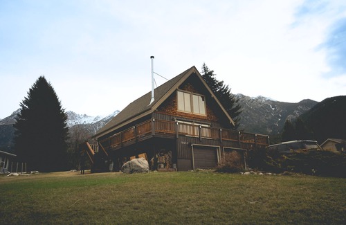East Kootenay Cottage | Family Cottage Located in the Heart of Fairmont Hot Spring