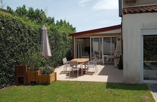 Villeneuve-les-Maguelone Villa | Family villa with large pool, terrace, barbecue close to beaches