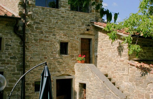 Caprese Michelangelo Villa | Family friendly Tuscan Villa ,private Pool, garden, stunning lake & hill views .