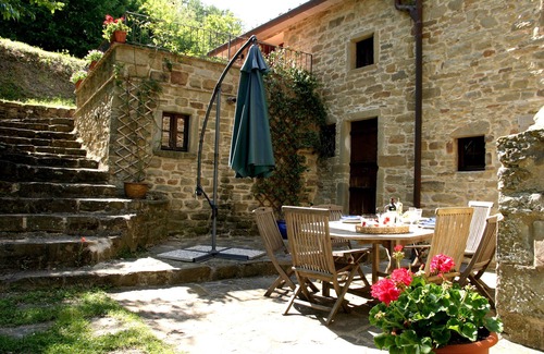 Caprese Michelangelo Villa | Family friendly Tuscan Villa ,private Pool, garden, stunning lake & hill views .