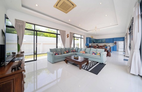 Choeng Thale Villa | Family Friendly 4-bedroom & 1200sqm Villa, 20m Pool, 15Min to Beach - Bua Sawan