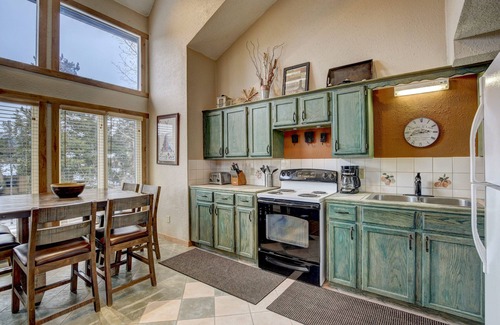 Four O'Clock Condo | Family-Friendly 2BR/2BA – Ski In, 200 Steps to Lift, Heated Garage, Walk to Town