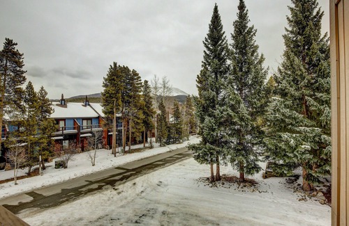 Four O'Clock Condo | Family-Friendly 2BR/2BA – Ski In, 200 Steps to Lift, Heated Garage, Walk to Town