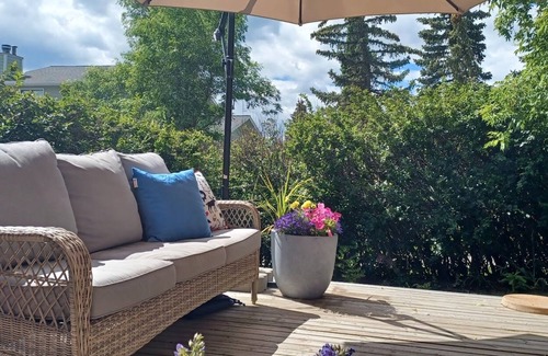 Hawkwood House | Family friendly 4 bedroom house with Mtn view- backs onto a park with playground