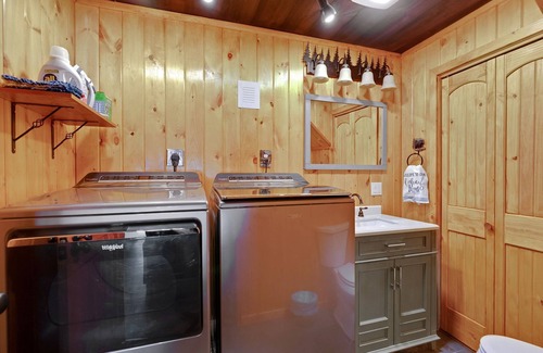 East Wakefield Cabin | Family friendly 4 season lakefront oasis! NH foliage & apple picking are calling