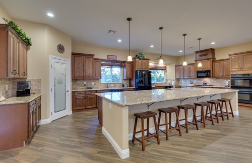 Royal Crest Rancheros House | Family Friendly 4000 Sq Ft 5 Bed 5.5 Bath, With Pool And Spa, 3 Miles To Strip