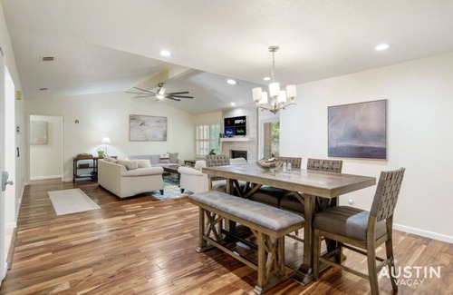 Austin House | Family Friendly ATX Home for 8 + Wifi + Cozy Deck