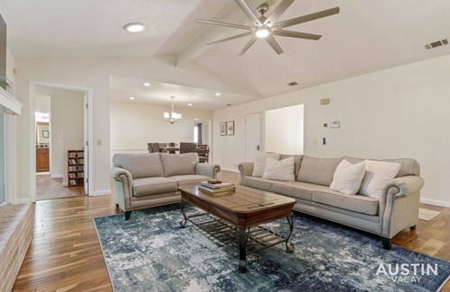 Austin House | Family Friendly ATX Home for 8 + Wifi + Cozy Deck