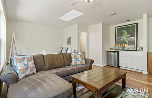 Austin House | Family Friendly ATX Home for 8 + Wifi + Cozy Deck