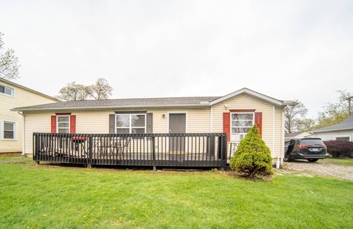 Vermilion Cottage | Family-Friendly Beach Getaway by Lake Erie, Beaches with King Bed