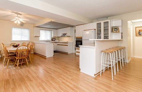 Tiny Cottage | Family Friendly Cottage 4 min walk to Sandy Beach - Sleeps 16!