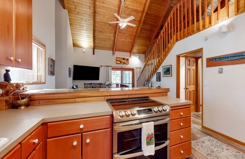 Roslyn Ridge Cabin | Family-friendly cabin with wood stove, Internet and W/D