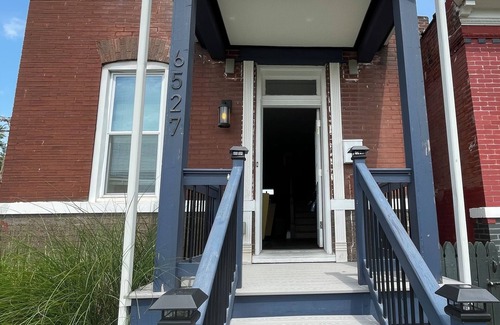 St. Louis House | Family-Friendly Comfort in St Louis-Crib,Toddler Lounge,Game Area & Backyard Fun