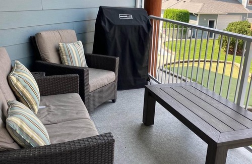 Sicamous Condo | Family Friendly Condo. Located directly on the Narrows of the Shuswap.