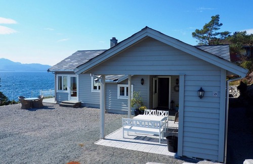 Strandvik House | Family-friendly cottage by the sea with fantastic views.