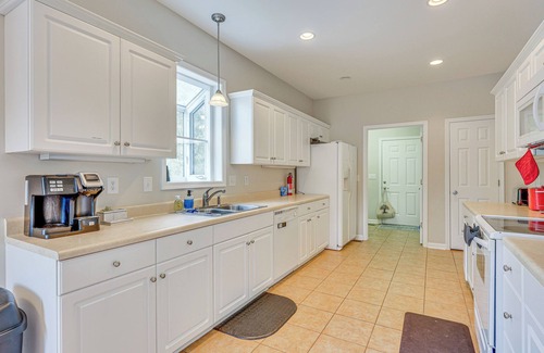 Council House | Family-Friendly Harrells Home w/Fire Pit + Kayaks