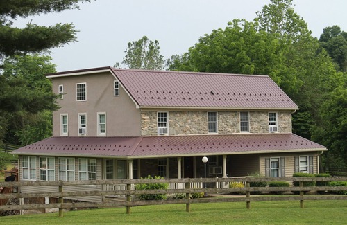 Cardiff House | Family Friendly Home w/Large 1 Acre Backyard & Decks
