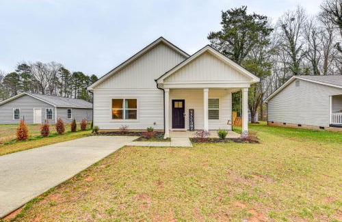 Charlotte House | Family-Friendly Home about 5 Mi to UNC Charlotte!