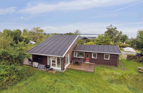 Olsted House | Family-friendly house with a view of the fjord