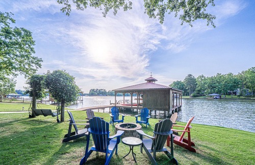 Eatonton House | 🌅 Family-friendly lake front home with EPIC sunset views and bunk room! 🚤🐟