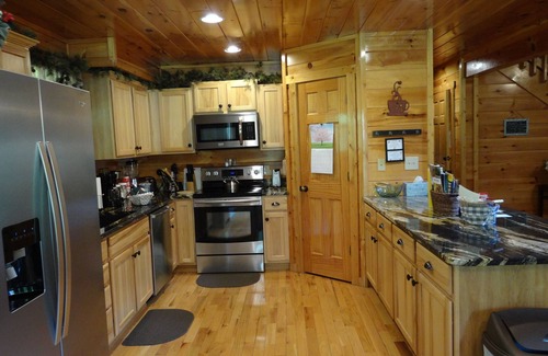 Wears Valley Cabin | Family Friendly, No Steep Roads, Mountain View, Large Yard, Fire Pit, Wi-Fi