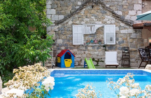 Srinjine House | Family friendly place to relax and enjoy the swimming, sunshine and tranquillity