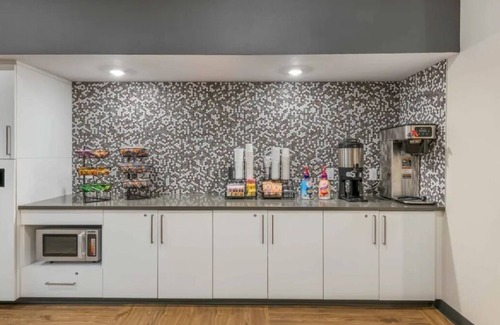 Sparks Hotel | Family-Friendly Suite Near Shopping & Dining Options