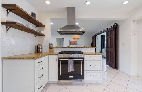 South Corals House | Family Friendly. Game Room. Heated Pool. Waterfall. Sleeps 10. Central Location