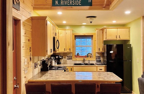West Jefferson Cabin | Family Friendly Riverfront Cabin 5 Mins to Downtown West Jefferson!