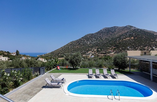 Vlichada Villa | Family-Friendly villa w/Pool ,Children area & BBQ
