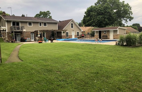 Mishawaka House | Family Fun, Clean Home with POOL. Perfect Notre Dame weekend destination!