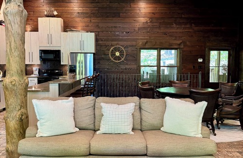 Eclectic House | Family Fun! Diving Board/Water Slide/Boat Bar/Beach/Jump Platforms/Green Lights