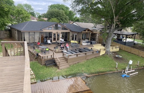 Willis House | Family fun Lake House on the Shores of Beautiful Lake Conroe with boat slips