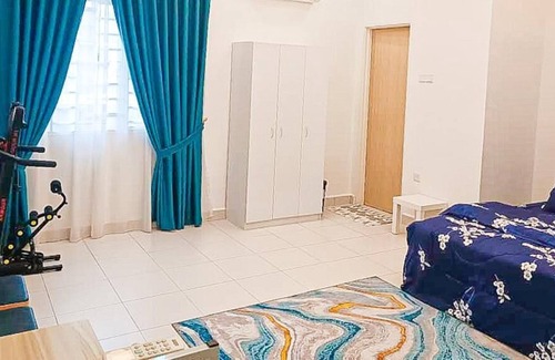 Batu Pahat House | FAMILY Gathering - Sized Corner Lot House with outdoor landscape