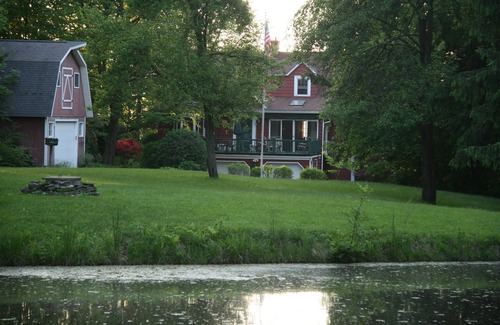 East Springfield House | Family get away to this charming cottage on 600 ft of Lake
