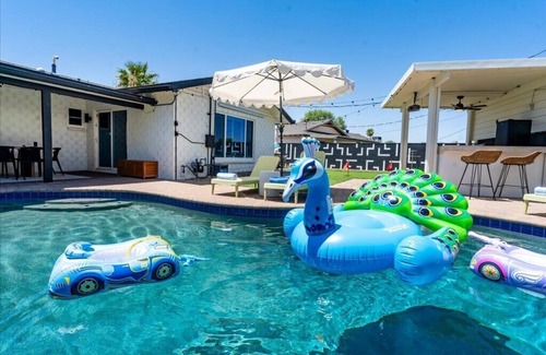 South Scottsdale House | Family Getaway: Diving Pool, Hot Tub, 8 min to Old Town, 6BR/3.5BA, Pet-friendly